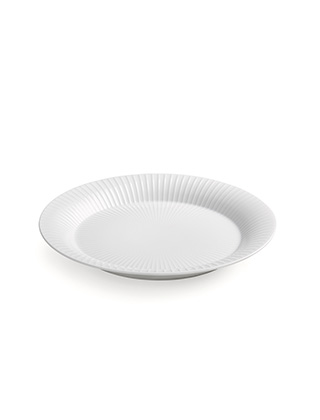 Weißer Teller mit feinen Rillen und hochgezogenem Rand, Material Porzellan, von Kähler Design, Durchmesser 190 mm. Der Teller ist beispielsweise als Kuchenteller oder für andere Desserts geeignet.