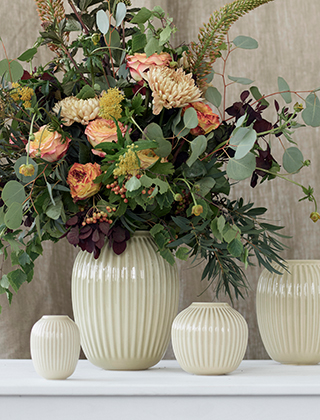 Hammershøi Vasen-Serie in Birke - Die cremefarbenen Blumenvasen sind in 4 Größen erhältlich und für einzelene Blumenstängel oder größere Blumenbouquets geeignet.