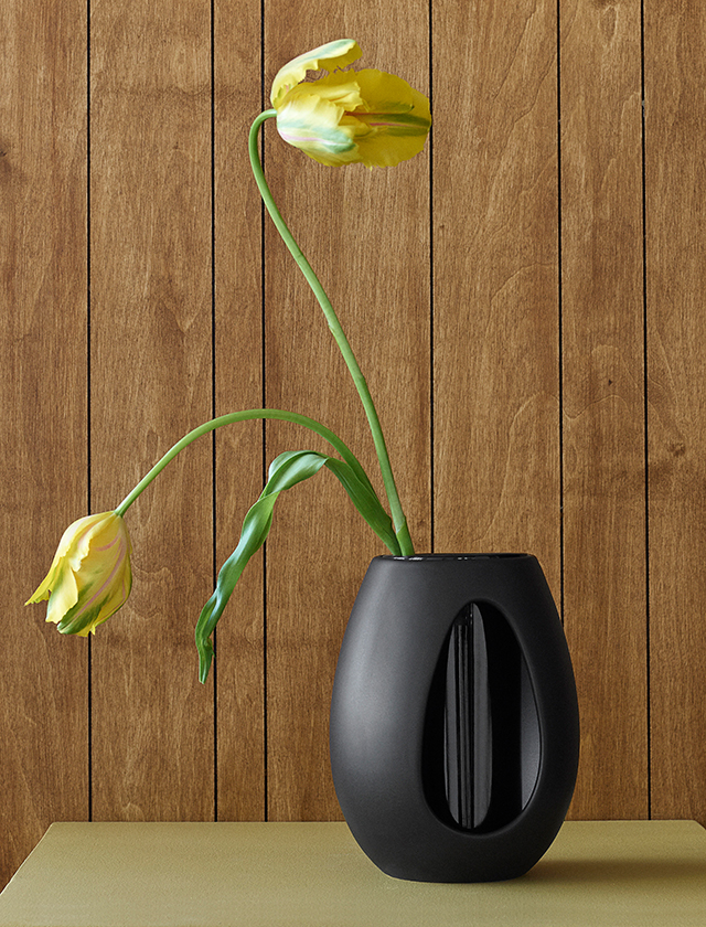Kokong Vase & Kerzenhalter in der mittleren Größe in Braun von Kähler Design mit eine paar wundervollen gelben Tulpen.