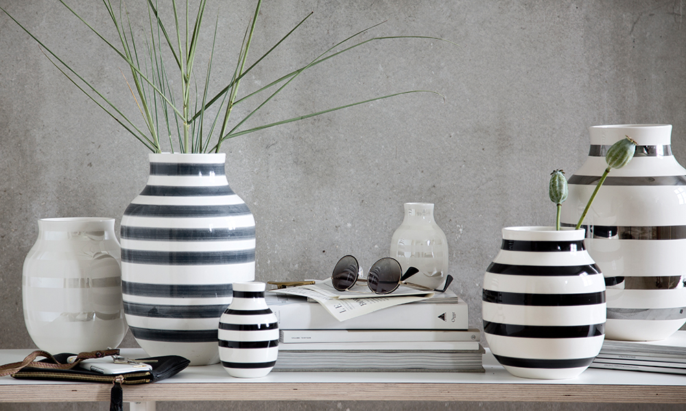 Omaggio Vasen Serie - Vasen in Perlmutt, Granitgrau, Schwarz und Silber in verschiedenen Größen von Kähler Design