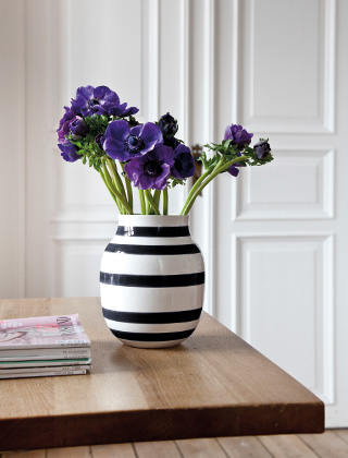 Die Omaggio Vasen in Schwarz in der mittleren Größe eignen sich ausgezeichnet für frischgepflückte Garten- und Tulpensträuße. Die Höhe von 200 mm ist perfekt für Ihren Esstisch.