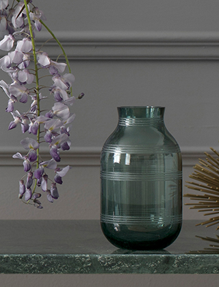 Schlanke Glasvase in Moosgrün von Kähler Design für einzelne Blumen und Zweige