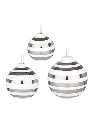 3er Set Christbaumkugeln aus der Omaggio-Serie von Kähler Design. Gefertigt aus Keramik, mit silbernen Streifen verziert.