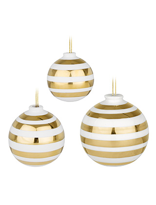 3er Set Christbaumkugeln aus der Omaggio-Serie von Kähler Design. Gefertigt aus Keramik, mit goldenen Streifen verziert.