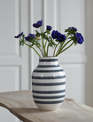 Die Große Omaggio Vase in Granitgrau ist perfekt für langstielig Blumen und Zweigen und passt gut auf Ihren Esstisch, Sideboard oder Treppe. Kombinieren Sie einfach weitere dazu passende keramische Dinge von Kähler Design miteinander.