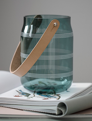 Die Omaggio Glaslaterne in Moosgrün von Kähler Design ist Laterne und Vase zugleich. So findet sowohl eine Kerze oder ein Blumenstrauß seinen Platz. Der Grünton der Laternen sogt für ein diffuses und stimmungsvolles Licht.