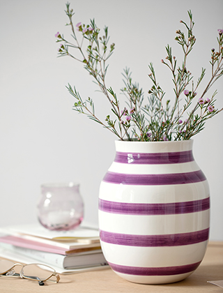 Omaggio Vase Plum von Kähler Design mit violetten Streifen