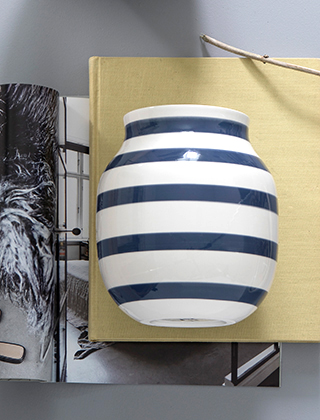 Die Omaggio Keramikvase in Stahlblau ist die Herbst-Neuheit von Kähler Design und beeindruckt mit Ihren tiefblauen Streifen, die wie bei jedem Omaggio-Erzeugnis per Hand aufgetragen wurden.