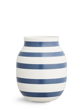Die Kähler Omaggio-Vase in Stahlblau in der Medium ist für imposante Gratensträuße und Tulpensträuße gemacht und ist ein echter Blickfang auf Ihrem Tisch oder Sideboard.