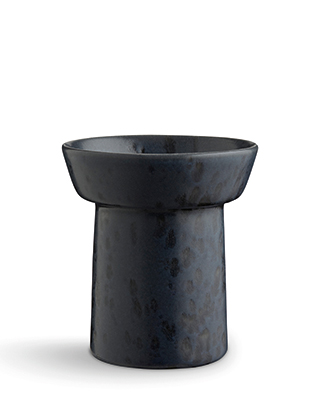 Ombria Vase in Mondlichtblau von Kähler Design in der kleinen Ausführung mit einer Höhe von 130 mm.