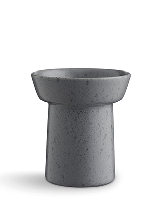 Ombria Vase in Schiefergrau von Kähler Design in der kleinen Ausführung mit einer Höhe von 130 mm.