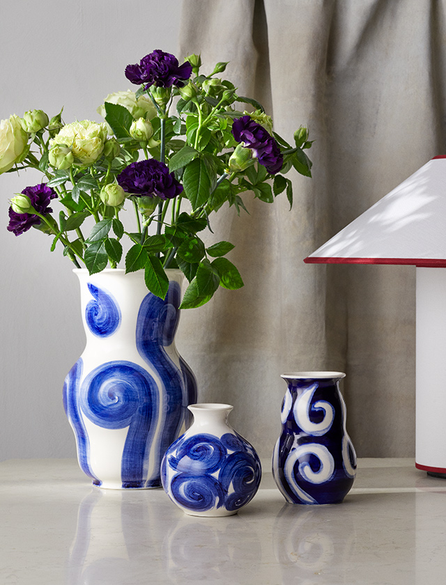 Eleganz und Handwerkskunst vereinen sich in der Tulle Vasenserie von Kähler Design. In einem Farbspiel aus sanftem Blau und reinem Weiß, offenbart sich der Blick fürs Detail, welcher in jedem Stück dieser einzigartigen Kollektion zu finden ist.