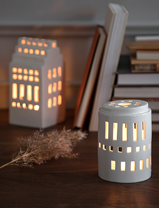 Erzeugen Sie schöne Lichtmomente in der dunklen Jahreszeit mit den Lichthäusern - Teelichthäusern von Kähler Design. Lille Tårn & Herregård leuchten in Ihrem Regal oder Sidbord um die Wette.