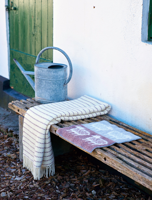 Die Craft Wolldecken von Klippan, aus 100% ökologischer Lammwolle gefertigt, verbinden traditionelles Handwerk mit modernem Nachhaltigkeitsbewusstsein. Ob am Kamin im Winter oder auf der Terrasse an kühlen Sommerabenden – sie passen sich jeder Lebenslage an und bieten stets Behaglichkeit und Komfort.