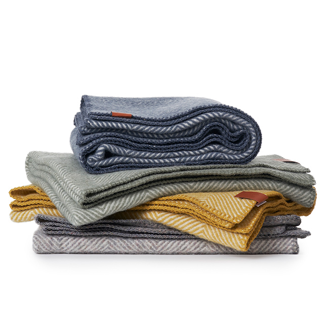 Gooseye Kniedecken - Midi-Decken aus 25% recycleter Wolle und 75% Lammwolle in der Größe 90 x 130 cm von Klippan