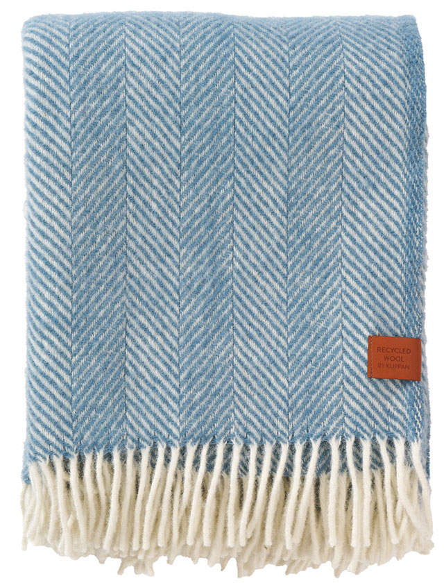 Herringbone Wolldecke aus 25% recycelter  Lammwolle und 75% Lammwolle von Klippan Yllefabrik in Cloudy Blue