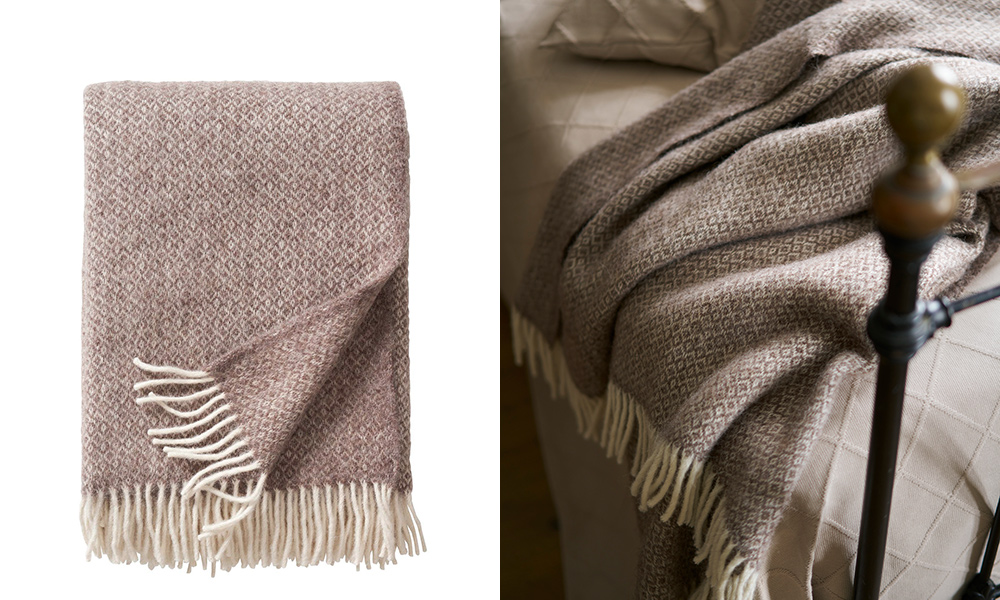 Premium-Decke Lima, 40 % Alpakawolle und 60 % Lammwolle. Die Decke hat ein klassisches Muster und ist sowohl ein wärmendes als auch dekoratives Detail, das perfekt ist, um sich an kühlen Abenden darin einzuhüllen.