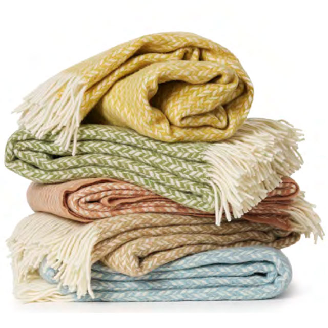 Lovik Wolldecken aus 25% recycelter  Wolle und 75% gebürsteter Lammwolle von Klippan Yllefabrik in den Farben Heavenly Blue, Beige, Apricot, Green und Straw