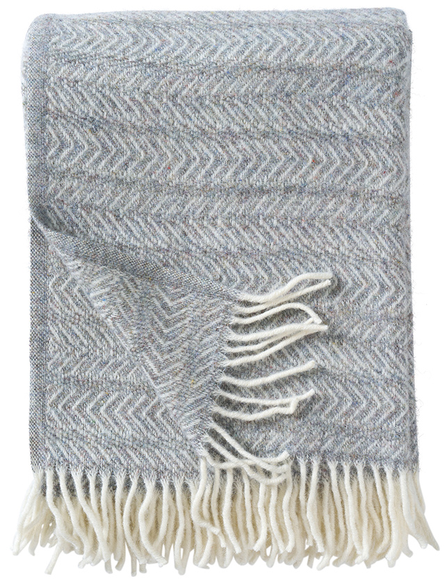 Point Wolldecke in der Farbe Grau, bestehend aus 25 % recycelter Wolle und 75 % gebürsteter Lammwolle aus der Klippan Yllefabrik
