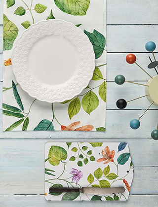 Die Viola Serie von Klippan Yllefabrik mit den dekorativen Flower-Prints umfasst Tabletts, Schneidebretter, Kissenbezüge, Platzdeckchen und Tischläufer