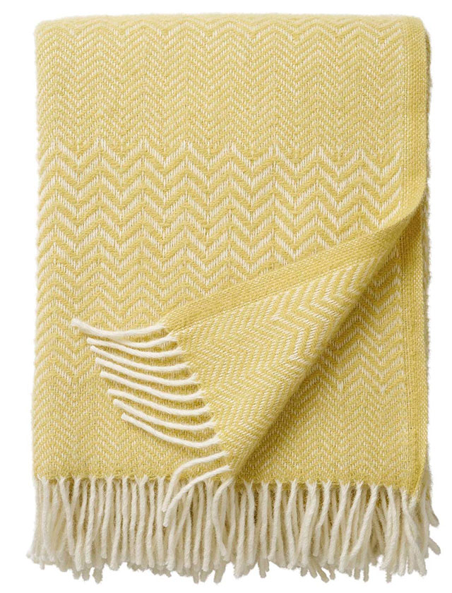 Zigzag Wolldecke aus 100% ökologischer Lammwolle von Klippan Yllefabrik in der Farbe Moonstone Yellow