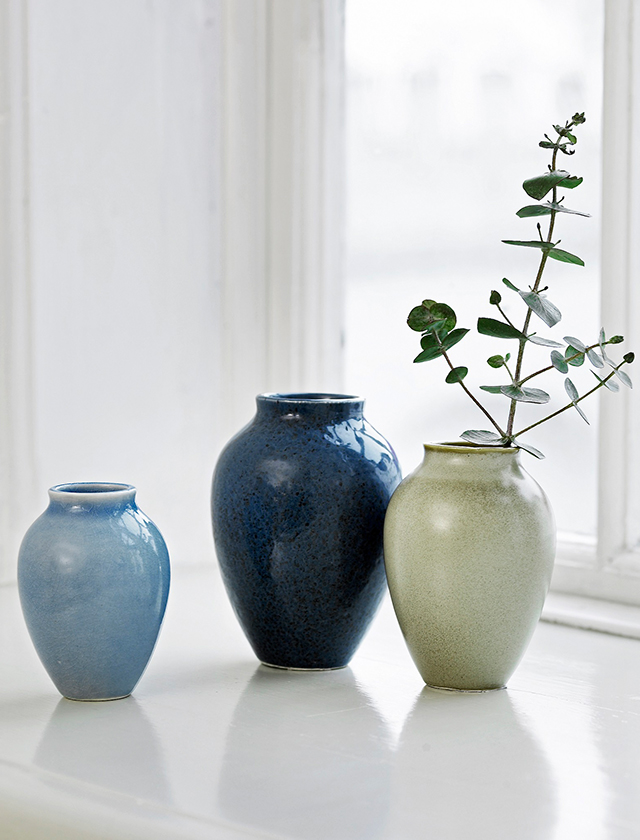 Knabstrup Keramik hat eine stolze dänische Keramiktradition, die bis in das Jahr 1897 zurück reicht. Zusammen mit namenhaften Künstlern wird die Geschichte fortgeführt. Freuen Sie sich auf stilvolle Keramiken von Vasen, Blumentöpfe, Schalen und Geschirr-Serien aus dem Hause Knabstrup.