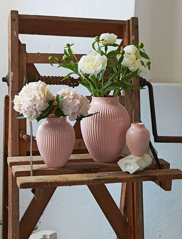 Rillenvasen von Knabstrup in der Farbe Rosa in den Größen klein, mittel und groß mit Blumen bestückt.