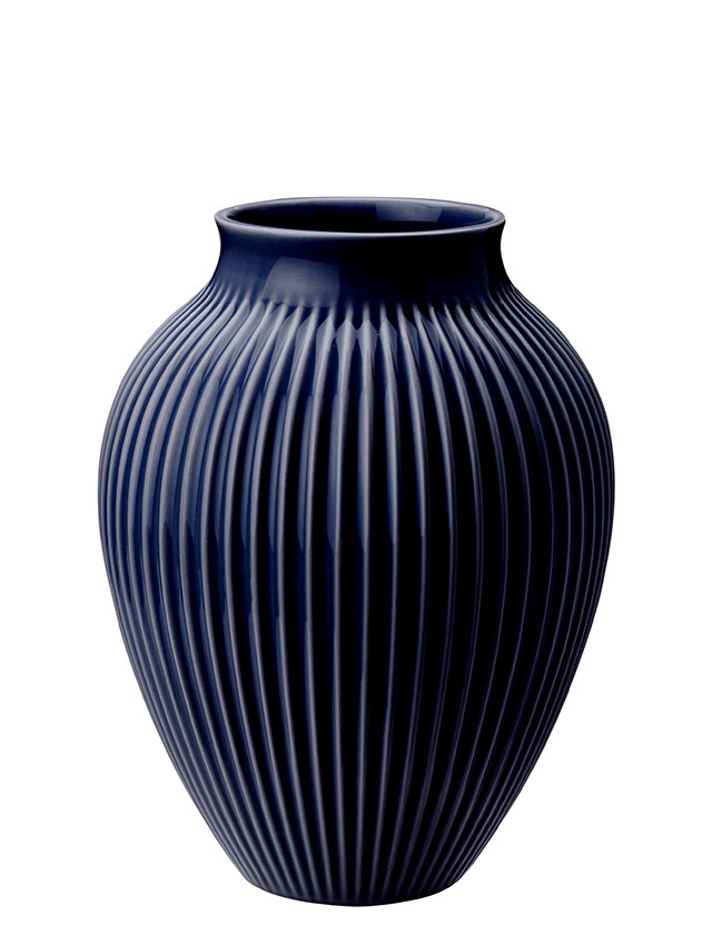 Rillenvase mittel in der Farbe Indigoblau von Knabstrup.