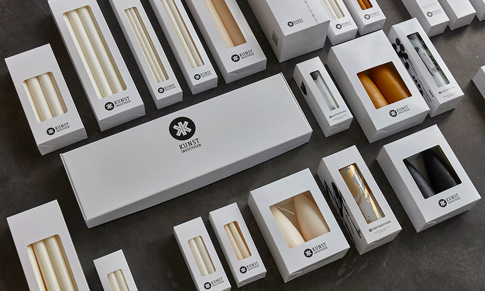 In den unverwechselbaren weißen Schachteln von KunstIndustrien warten mehr als 20 verschiedene Erzeugnisse darauf, entdeckt zu werden. Von vielfarbigen Kerzen über öko-zertifizierte schwedische Stabkerzen bis hin zu neuesten Deko-Kalenderkerzen: Jedes Stück verkörpert das Streben nach Qualität und ist eine Hommage an das Handwerk.