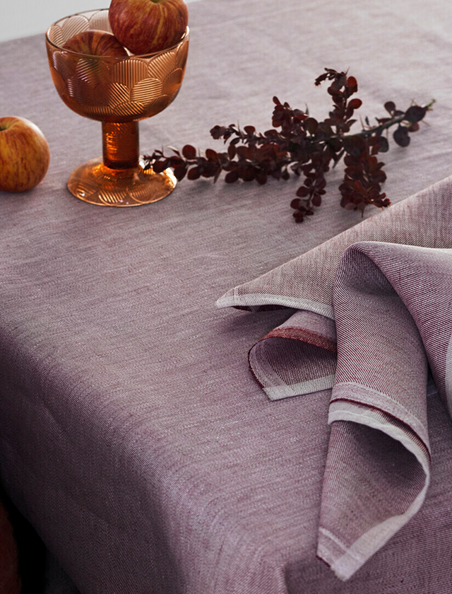 Aamu Tischdecken und Servietten sind aus 100 % gewaschenem Leinen werden in der Weberei in Lapua Finnland gefertigt. Verwenden Sie Jacquard-Leinen-Tischdecken und Servietten als alltäglichen Begleiter oder an einem Sonntag für Ihr feinstes Porzellan.