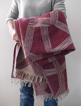 Himmeli Wolldecken aus weicher Schurwolle von Lapuan Kankurit sind aus aus 100% Schurwolle gefertigt und in vier verschiedenen Farben verfügbar.
