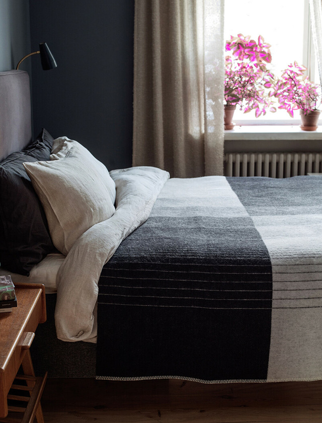 Kaamos Wolldecke in der Farbe White-Black aus 100% Schurwolle dient als kuschelige Wohndecke oder als Überwurf für Ihr Bett