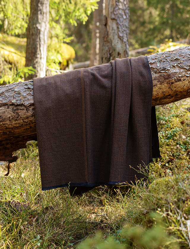 Koli Merino-Decke in Black-Brown von Lapuan Kankurit