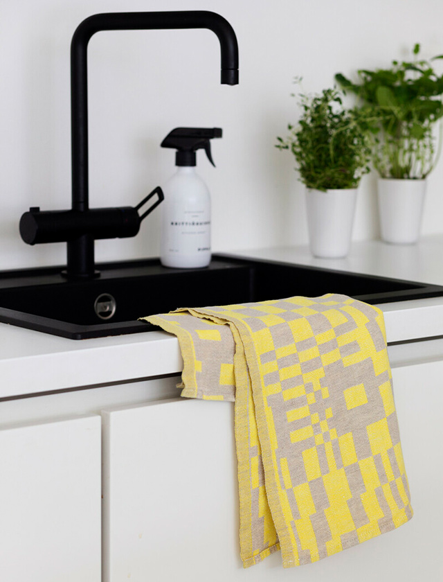Koodi Geschirrtuch & Handtuch aus 100% gewaschenem Leinen in der Farbe Yellow von Lapuan Kankurit