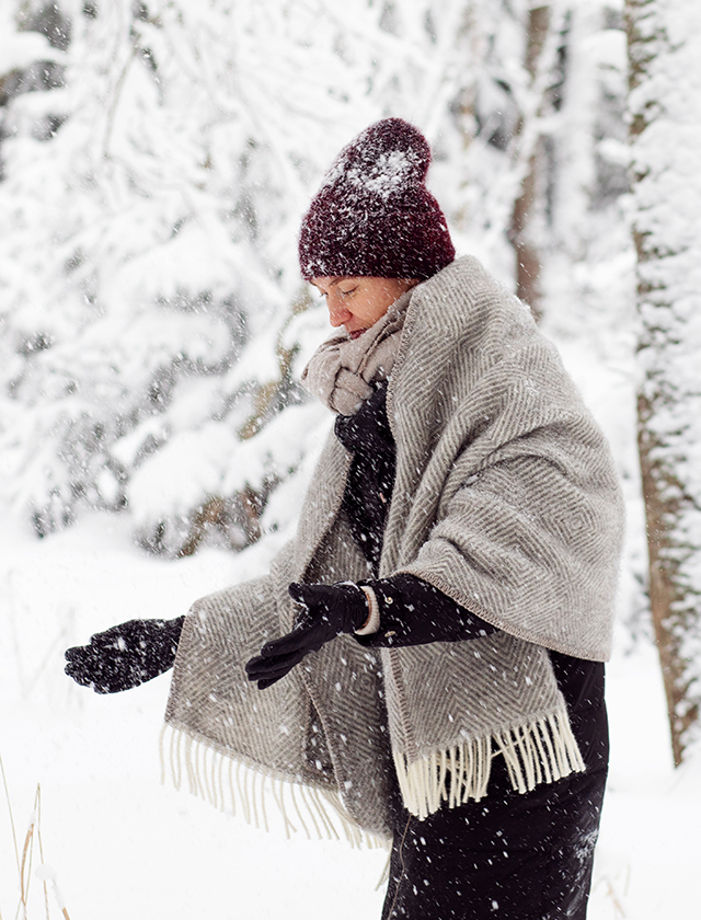 Maria Pocket Shawl aus 100% Schurwolle von Lapuan Kankurit aus Finnland - Poncho - Wollschal mit Taschen wärmt an kalten Tagen