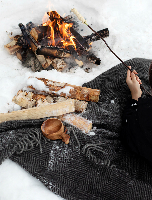 Maria Wolldecke aus 100% Schurwolle in der Frabe Black-Grey von Lapuan Kankurit aus Finnland ist kuschelig warm und weich.
