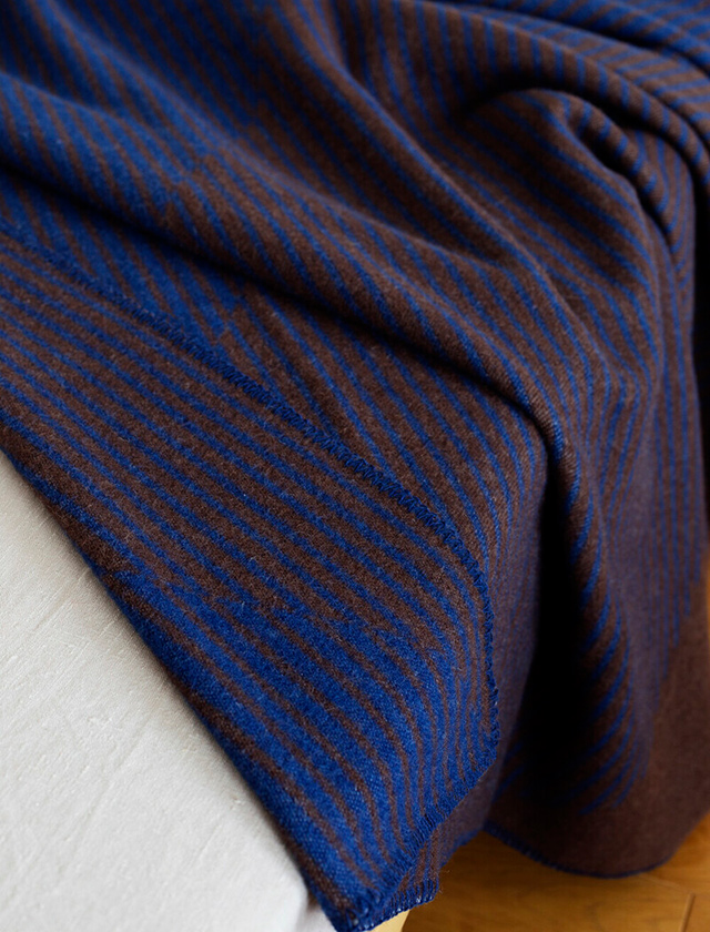 Rinne Wolldecke aus 100% Schurwolle von Lapuan Kankurit aus Finnland in der Farbe Blue-Brown. Entworfen von Elina Helenius.