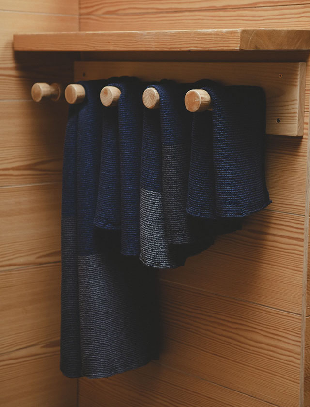 Erlebe die sanfte Kraft nordischer Ruhe mit dem Terva Handtuch von Lapuan Kankurit. Aus einer edlen Mischung aus Leinen und Baumwolle gefertigt, verbindet dieses Handtuch natürliche Funktionalität mit zeitloser Ästhetik. Die tiefen Schwarz- und Blautöne, inspiriert von der Stille finnischer Wälder und Seen, verleihen jedem Badezimmer oder Saunaraum eine elegante, beruhigende Atmosphäre.