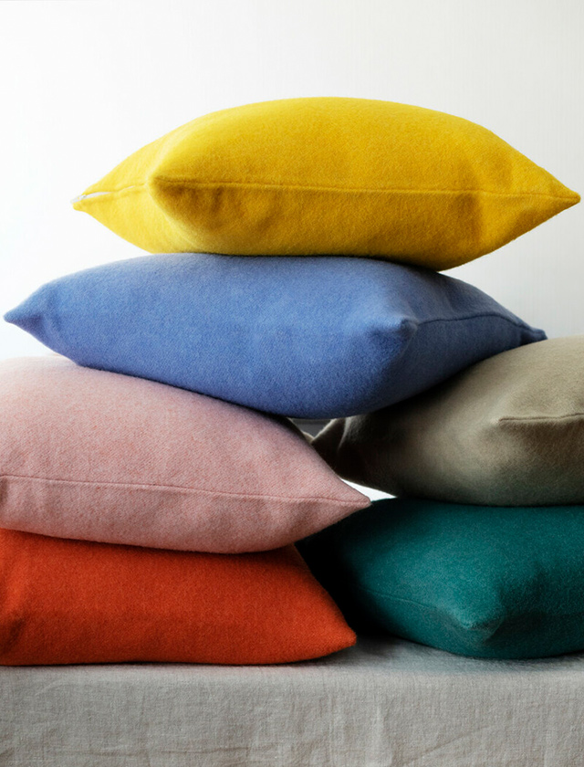 Die Tupla-Kissenbezüge, gefertigt aus reinster Wolle, vermitteln ein unvergleichlich sanftes Gefühl. Ihre vielfältige Farbwelt harmoniert mit einer breiten Palette von Lapuan Decken-Designs
