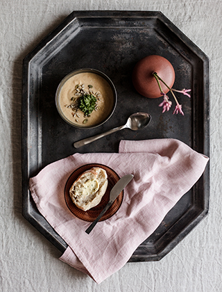Usva Leinenserviette in Rose von Lapuan Kankurit. Mit einer leckeren Kürbissuppe und einem Butterbrot. Angerichtet auf einem Tablett mit einer Terrakotta Vase im Japan-Style und einer Usva Serviette aus 100% Leinen