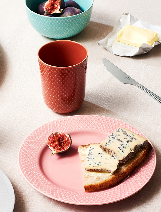 Rhombe Colour Frühstücksteller in Pink, Becher in Terracotta und Müslischüssel in Aqua von Lyngby Porcelæn
