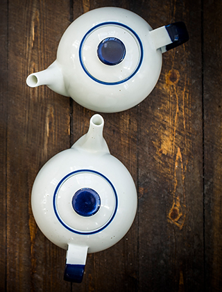 Ovenåker Teekannen von Manses Design haben ein Fassungsvermögen von 1,3 Liter und ist aus einen blau-weiß gesprenkelten Porzellan gefertigt.