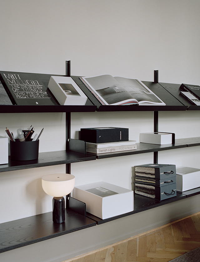Office Shelf Balck-Black Ash mit Magazinablagen und Fachböden von New Works - Das New Works Shelving System kann beliebig erweitert werden.