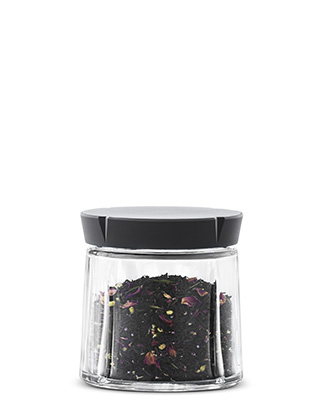 Rosendahl Grand Cru Aufbewahrungsglas 500ml mit schwarzem Kunststoffdeckel. Gefüllt mit schwarzem Tee und Blütenblättern.