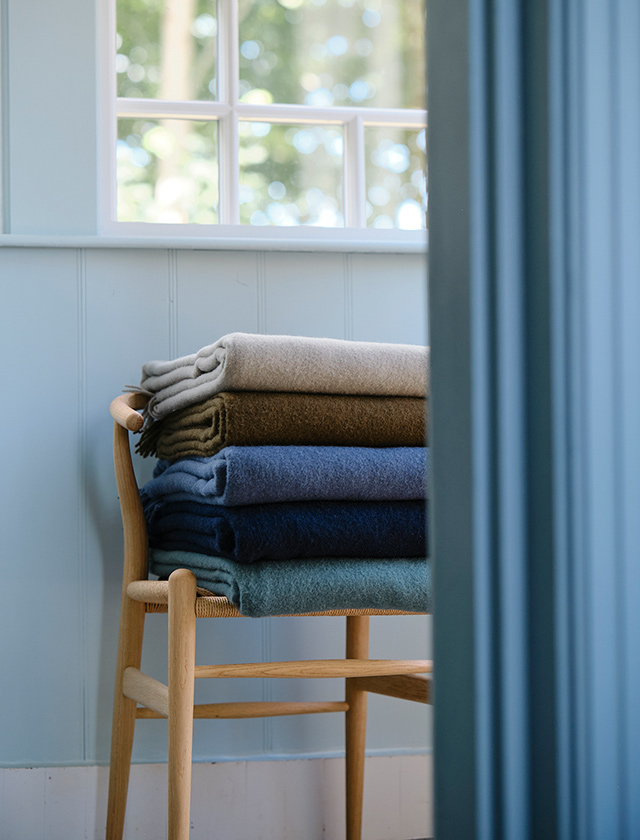 Entdecken Sie die Schönheit Skandinaviens mit den Season Wolldecken von Silkeborg Uldspinderi. Inspiriert von der atemberaubenden Natur und den sich verändernden Jahreszeiten, sind diese Decken aus 100% Lammwolle gefertigt und verbinden Weichheit mit natürlicher Wärme. Die Farbpalette der Season-Decke reflektiert sanfte Farbnuancen der Region, einschließlich kühler Blau- und Grüntöne sowie warme und einladende Farben.
