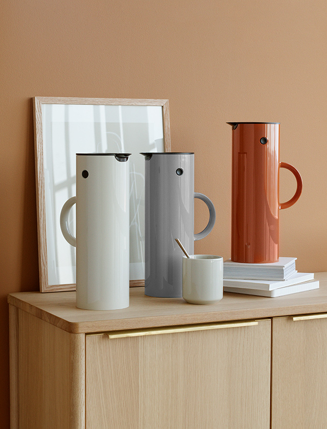 Die EM77 Isolierkanne von Stelton ist ein wahres Design-Statement für jede moderne Küche. Hergestellt in Dänemark, überzeugt diese Kanne nicht nur durch ihre hervorragende Funktionalität, sondern auch durch ihre zeitlose Ästhetik. Mit klaren, minimalistischen Linien und einem innovativen Design setzt die Stelton EM77 neue Maßstäbe in Sachen Eleganz und Benutzerfreundlichkeit.