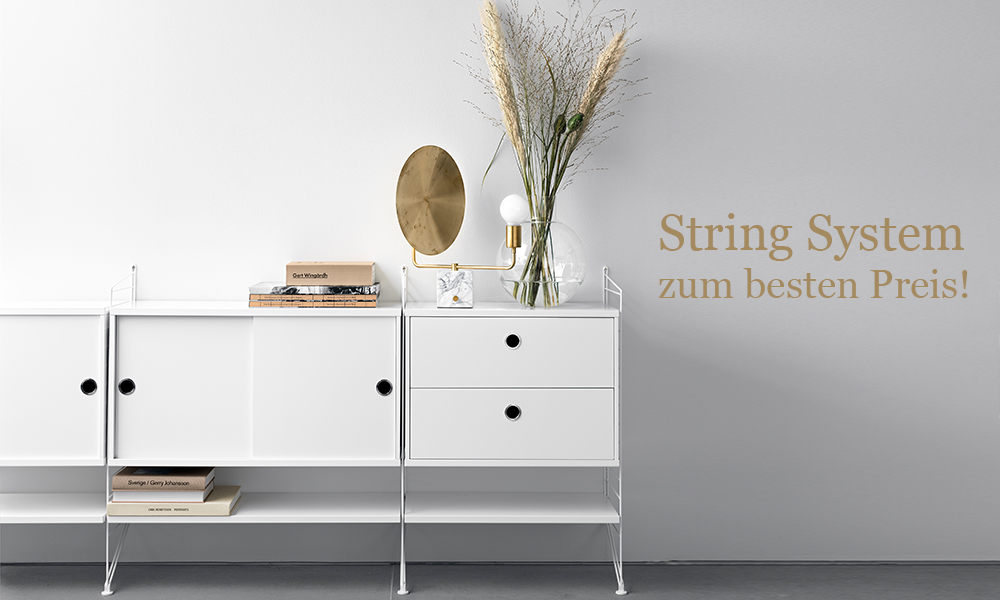 String Regal System in Weiß - Wandregal - High Board mit Schubladen- und Schiebetür-Elementen und 85 cm Hohen Bodeleitern von String Furniture aus Schweden