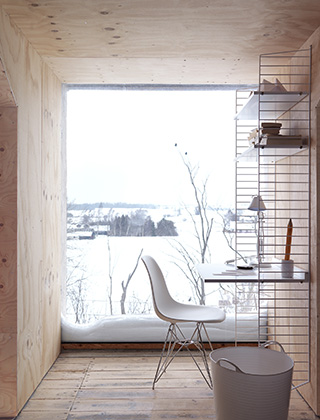 Weißes String System mit Schreibtischarbeitsplatte im skandinavischen Winter.