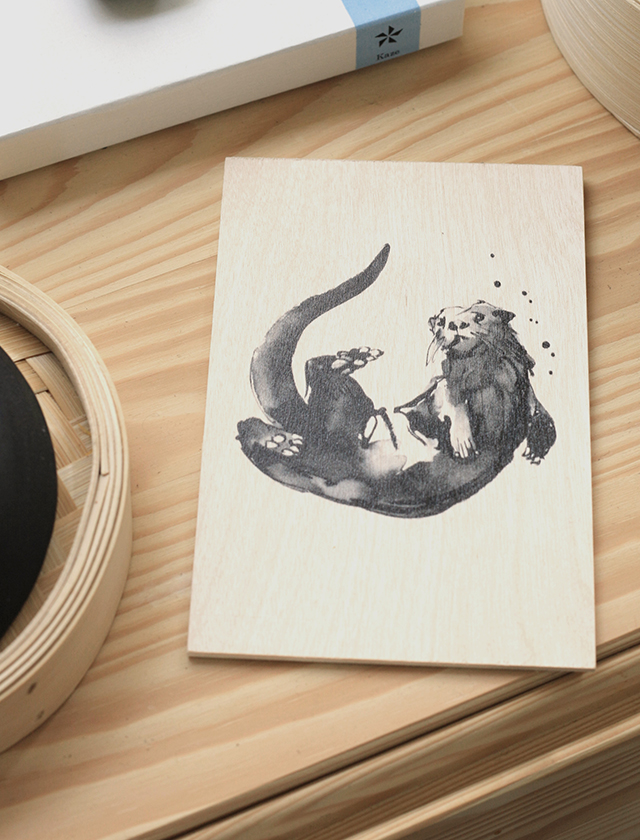Otter Plywood Art Card von Teemu Järvi - Otter Kunstkarte - die Illustrationen ist auf Birkenholz gedruckt - Postkartenformat